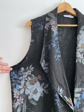 Made In Italy Floral Sleeveless Black Linen Vest